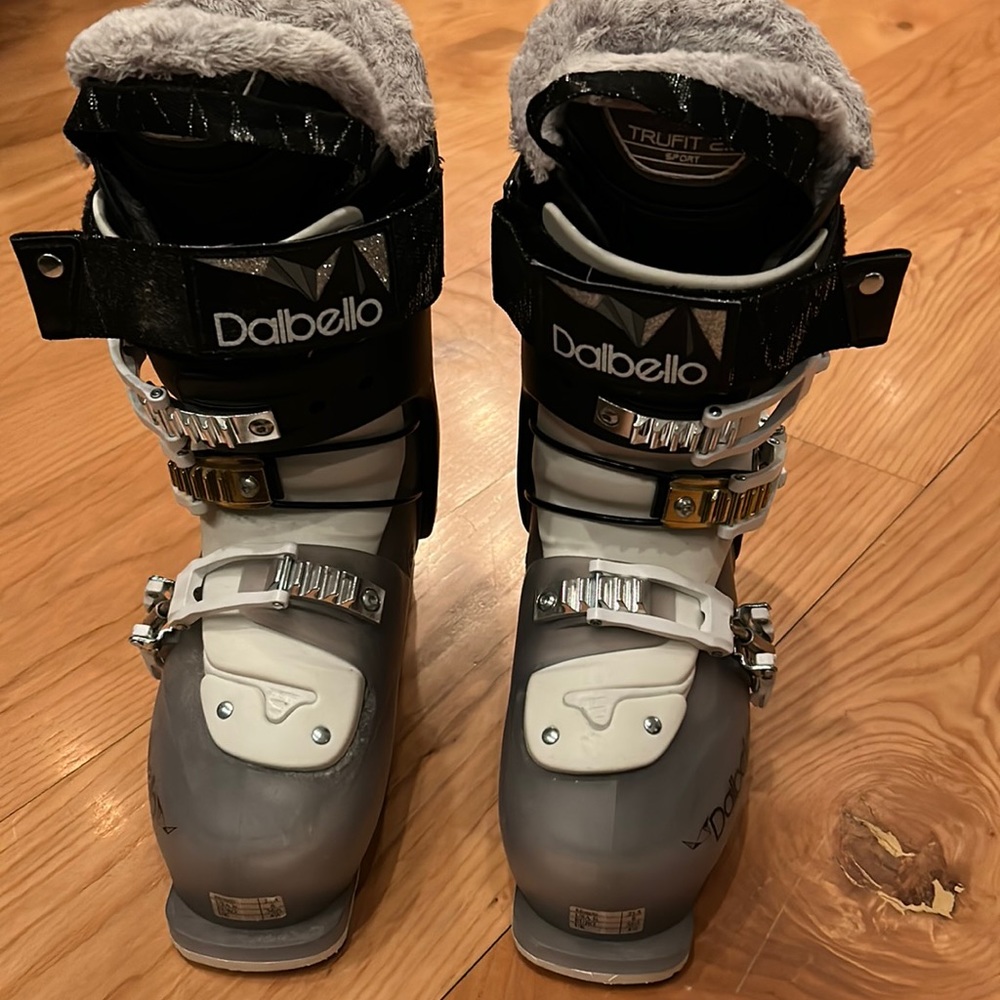 Ski Boots. Dalbello size 6.